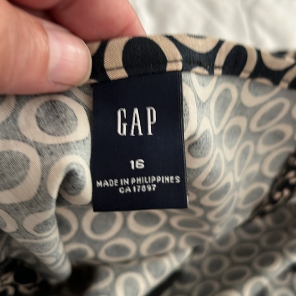 Gap skirt size 16, love the pattern. Has a zipper on the back. Flattering on - Picture 3 of 6